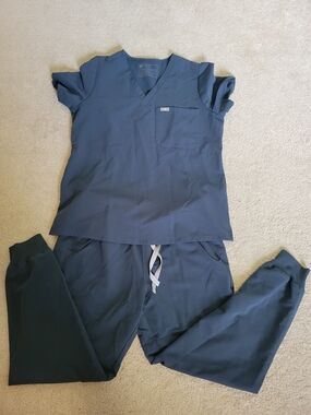 FIGS Scrub Set